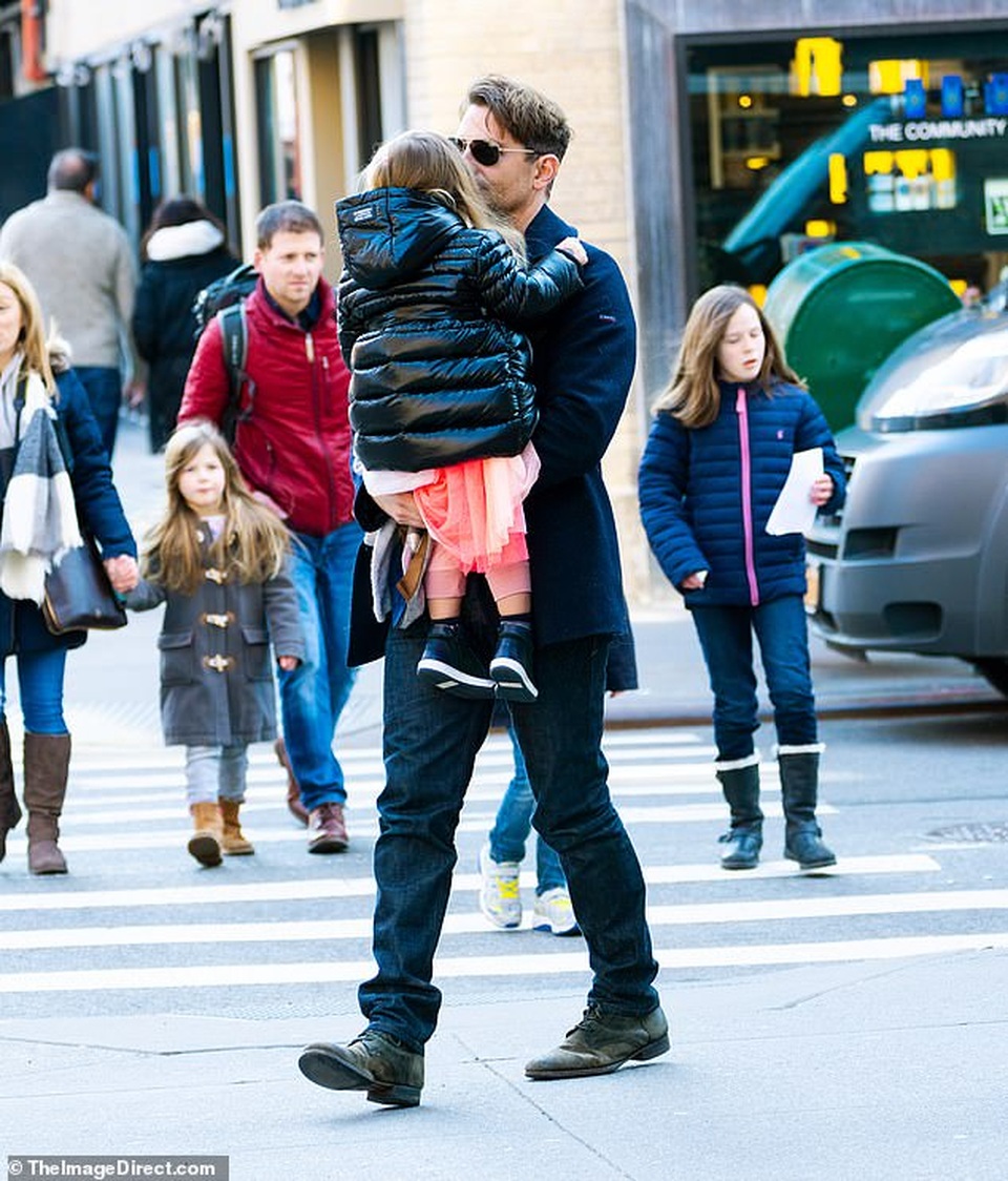 Bradley Cooper đưa con gái xinh đẹp ra phố - 5 Bradley Cooper đưa con gái xinh đẹp ra phố - 5