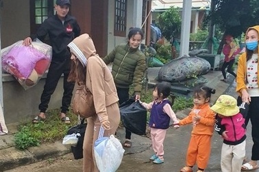 Người dân trên đảo Cồn Cỏ xuống hầm tránh trú bão