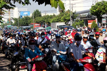 Giao thông rối loạn vì xe buýt gây tai nạn liên hoàn