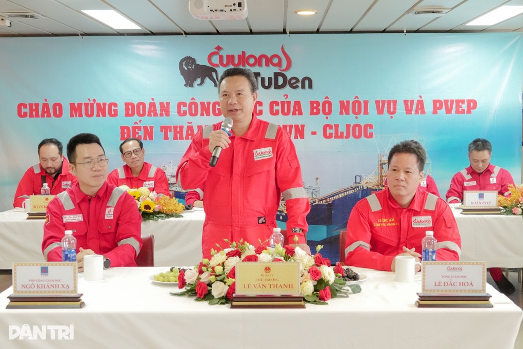 Lãnh đạo Bộ Nội vụ kiểm tra an toàn lao động tại mỏ dầu khí trên biển - 5 Lãnh đạo Bộ Nội vụ kiểm tra an toàn lao động tại mỏ dầu khí trên biển - 5