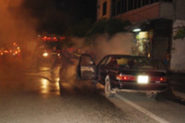 Ôtô tự phát cháy trên đường lưu thông