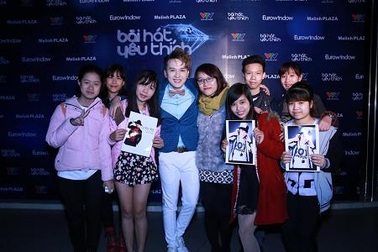 Khắc Minh hạnh phúc cùng fan Hà Nội ngay lần đầu tham gia "Bài hát yêu thích"