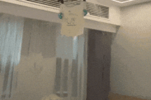 Khách treo áo lên đầu phun chữa cháy, 10 tấn nước tràn xuống ngập khách sạn