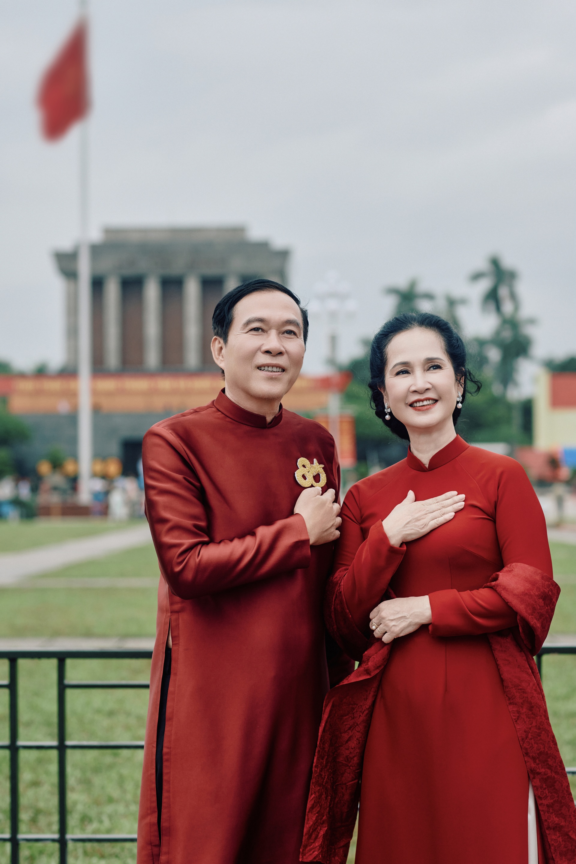 NSND Lan Hương xúc động tái hiện ảnh cưới: Anh Kỷ tự tay bó hoa cho tôi - 10