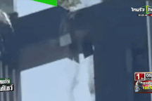 Nhảy qua cây cầu gẫy nối giữa 2 tòa nhà ở tầng 50 tìm vợ con giữa động đất