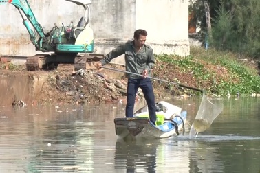 Chuyện "người vác tù và hàng tổng", dọn rác làm sạch môi trường làng biển