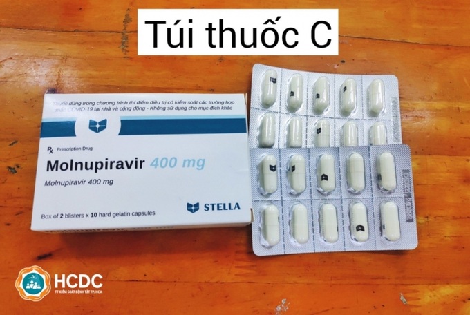 Nếu có triệu chứng nhẹ, người F0 sẽ được nhân viên y tế đánh giá tình trạng sức khỏe, được ký cam kết và cấp phát thuốc kháng vi-rút (gói C) khi có chỉ định dùng thuốc