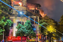 Cháy cửa hàng bánh ngọt Hồng Kông trên phố cổ Hà Nội
