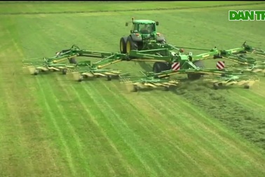 Cỗ máy như "bạch tuộc" khổng lồ, làm siêu nhanh cào gọn 20ha cỏ mỗi giờ