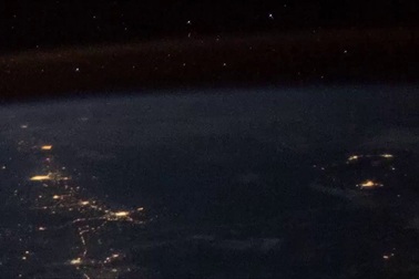 Ngắm sao băng từ ngoài không gian