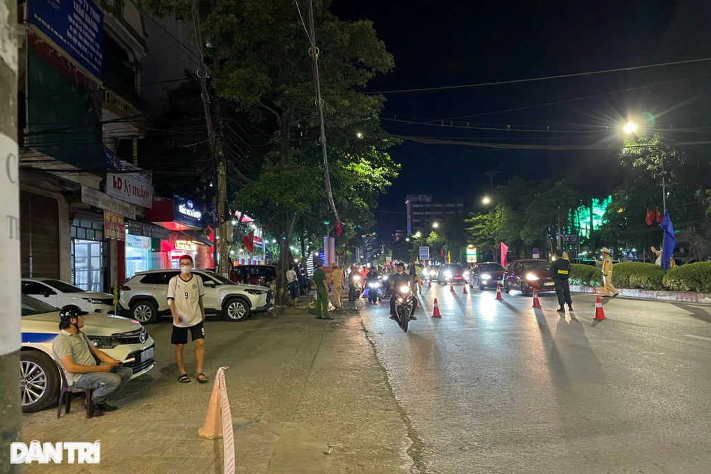 Tài xế xe biển xanh dính nồng độ cồn khi đang đi đón đoàn công tác - 1 Tài xế xe biển xanh dính nồng độ cồn khi đang đi đón đoàn công tác - 1