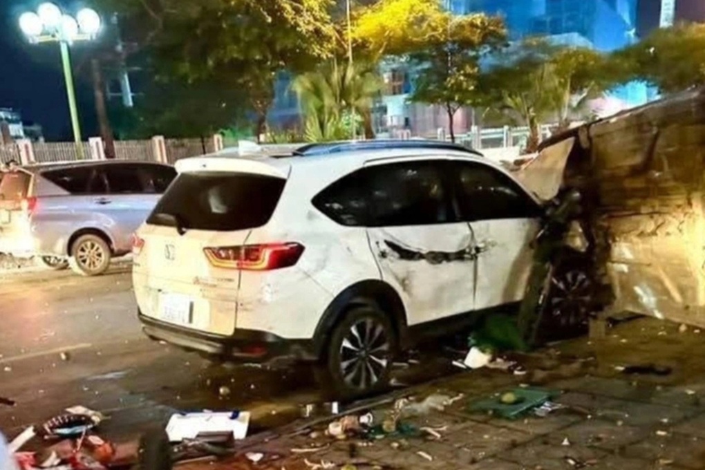 Ô tô tông liên hoàn ở Hà Nội: 1 người tử vong, có trẻ em phải thở máy - 1 Ô tô tông liên hoàn ở Hà Nội: 1 người tử vong, có trẻ em phải thở máy - 1