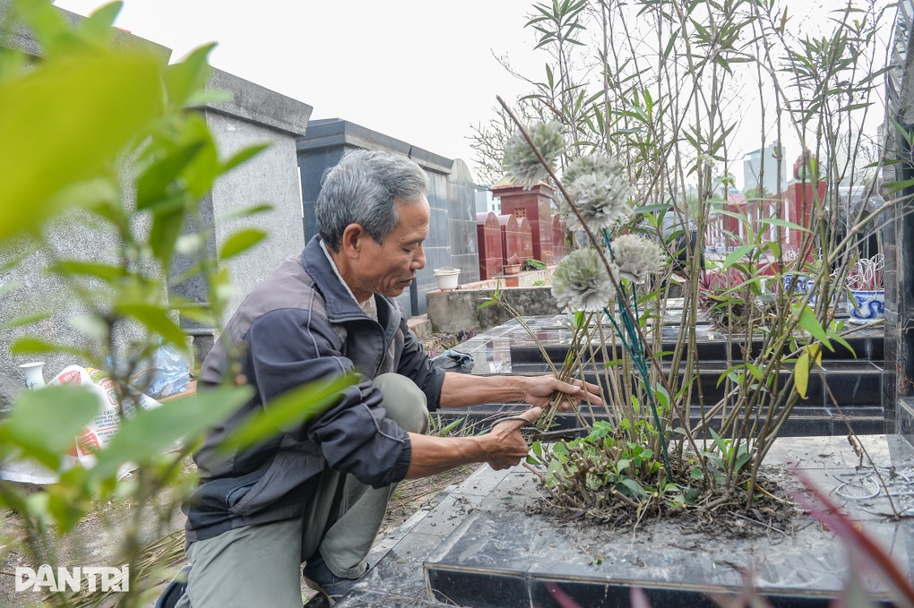 Nghề lau dọn nhà cho người đã khuất ở Hà Nội tất bật dịp cận Tết - 8 Nghề lau dọn nhà cho người đã khuất ở Hà Nội tất bật dịp cận Tết - 8