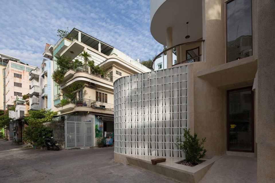 Độc lạ quán cà phê nửa kín nửa hở, phong cách nhỏ giọt ở Sài Gòn - 2