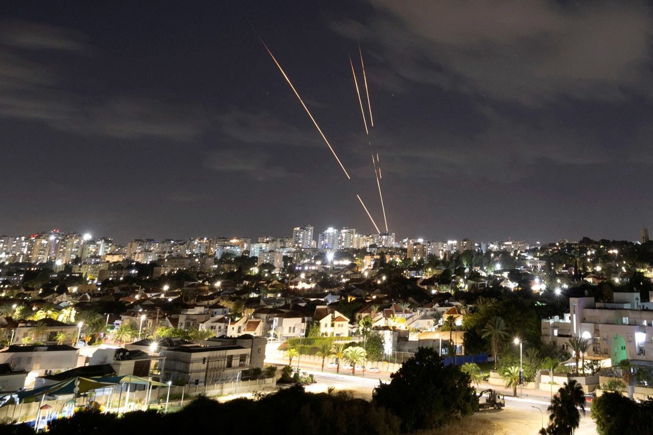 Iran dọa đáp trả không giới hạn, Mỹ tuyên bố bảo vệ Israel - 1