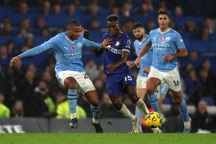Man City rượt đuổi tỷ số nghẹt thở cùng Chelsea