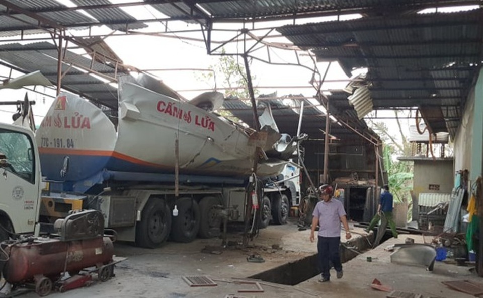 Vụ nổ xe bồn: 1 nạn nhân tử vong, 2 cha con nguy kịch - 1 Vụ nổ xe bồn: 1 nạn nhân tử vong, 2 cha con nguy kịch - 1