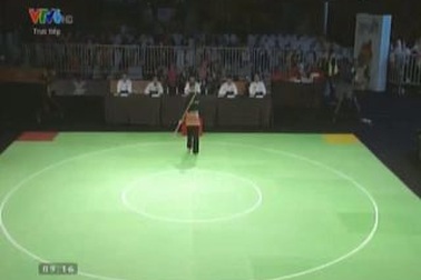 Nguyễn Thị Thúy thi bài quyền biểu diễn Pencak Silat