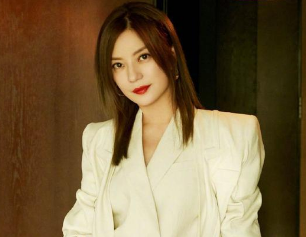 Trước khi bị xóa sổ, Triệu Vy giàu và có tầm ảnh hưởng cỡ nào? - 1 Trước khi bị xóa sổ, Triệu Vy giàu và có tầm ảnh hưởng cỡ nào? - 1
