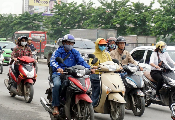 Hà Nội: Gió lạnh bất ngờ xuất hiện khiến nhiệt độ giảm mạnh, người dân quàng khăn, mặc áo rét ra đường - Ảnh 8. Hà Nội: Gió lạnh bất ngờ xuất hiện khiến nhiệt độ giảm mạnh, người dân quàng khăn, mặc áo rét ra đường - Ảnh 8.