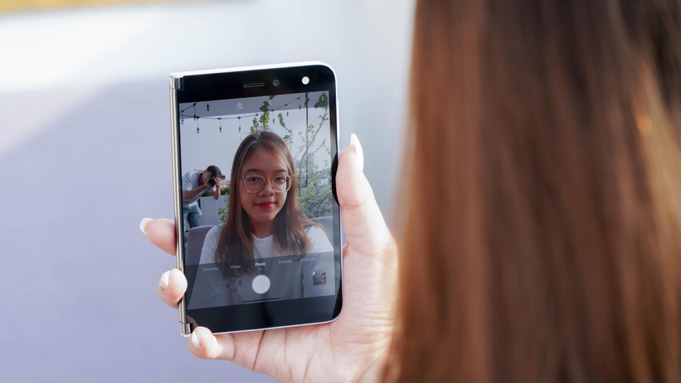 Smartphone hai màn hình của Microsoft về Việt Nam, giá từ 42 triệu đồng - 5