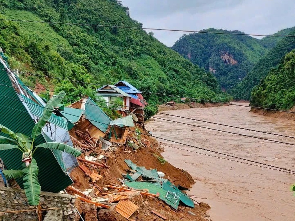 Xuất hiện vết nứt dài trên núi sau lũ, khẩn cấp sơ tán dân - 1 Xuất hiện vết nứt dài trên núi sau lũ, khẩn cấp sơ tán dân - 1