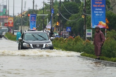 Mưa lũ chia cắt nhiều quốc lộ tại miền Trung