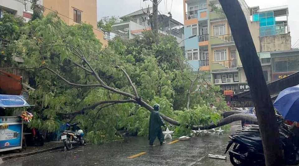 Sài Gòn mưa lớn, đường ngập lút bánh xe, dân vất vả ngăn nước vào nhà - 9 Sài Gòn mưa lớn, đường ngập lút bánh xe, dân vất vả ngăn nước vào nhà - 9
