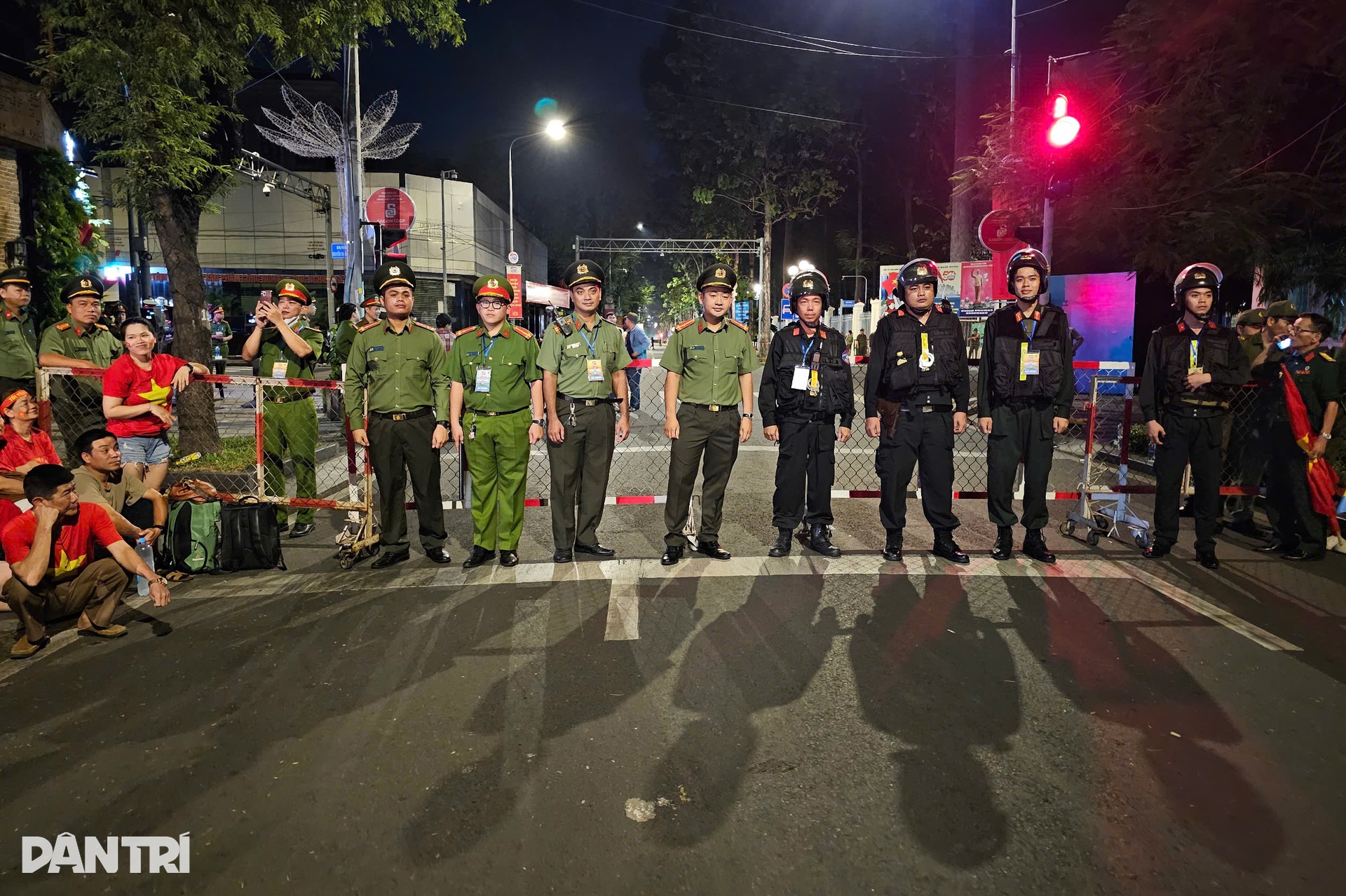 Hàng vạn người mở hội trên đường phố đón xem, cổ vũ các khối diễu binh - 16 Hàng vạn người mở hội trên đường phố đón xem, cổ vũ các khối diễu binh - 16