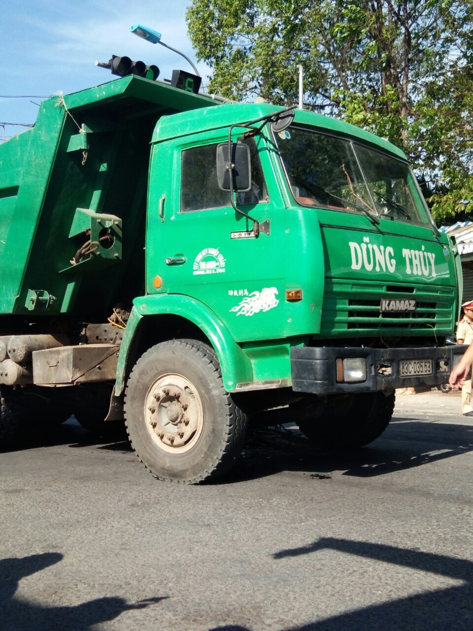 Lật xà lan trên sông, 2 cháu bé mất tích - 5 Lật xà lan trên sông, 2 cháu bé mất tích - 5