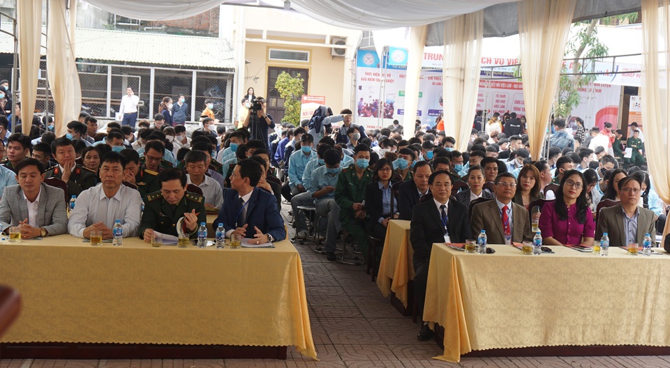 Bộ đội xuất ngũ hào hứng với phiên giao dịch việc làm đầu tiên được tổ chức - 1 Bộ đội xuất ngũ hào hứng với phiên giao dịch việc làm đầu tiên được tổ chức - 1