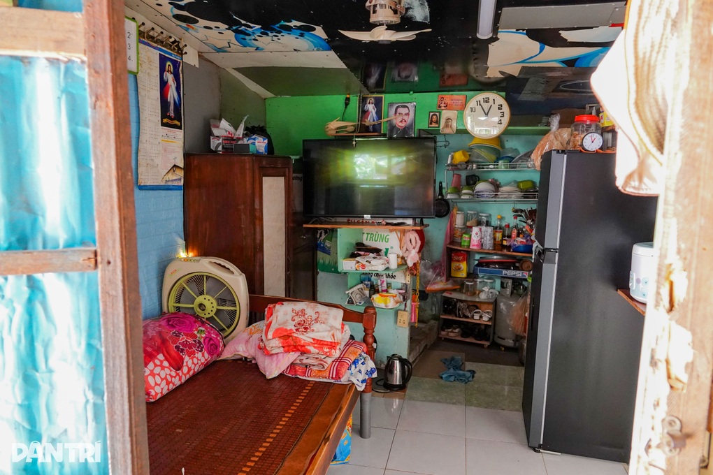 Mẹ con chia lìa, cụ ông thở dốc vì phòng trọ như chảo lửa - 7 Mẹ con chia lìa, cụ ông thở dốc vì phòng trọ như chảo lửa - 7