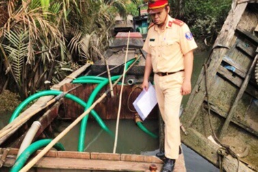 Lợi dụng bão, “cát tặc” hoành hành trên sông Đồng Nai