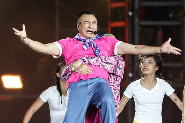 Concert "Anh trai chông gai" ở TPHCM: NSND Tự Long xử lý tình huống bất ngờ