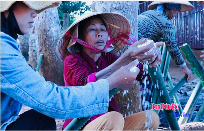 Từ sáng sớm, từng nhóm người làm các phần việc của mình theo sự phân công từ trước