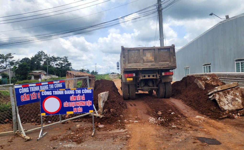 Đổ đất, cắm biển cấm đi vào đường đang thi công... người dân vẫn phớt lờ - 2 Đổ đất, cắm biển cấm đi vào đường đang thi công... người dân vẫn phớt lờ - 2