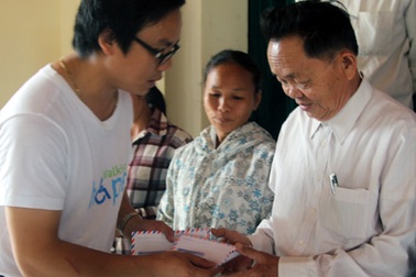 Dược phẩm ECo hỗ trợ 20 triệu đồng đến 20 hộ dân gặp thiệt hại nặng do bão lũ