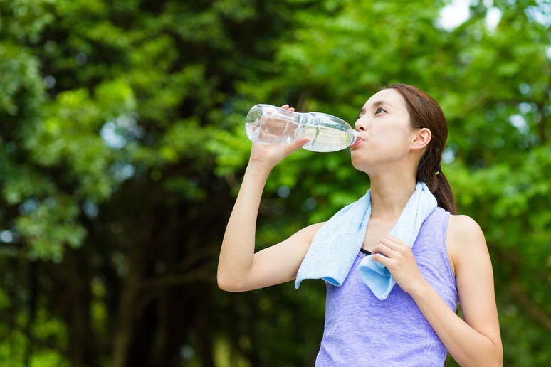 Hiểu về nước đối với cơ thể - Không chỉ cần "uống đủ"