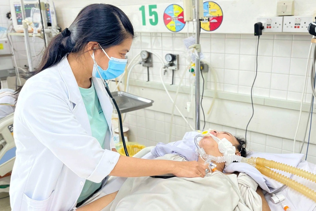 Tiếng gọi xé lòng nơi phòng bệnh nguy kịch: “Thanh ơi, tỉnh dậy về với mẹ!” - 2 Tiếng gọi xé lòng nơi phòng bệnh nguy kịch: “Thanh ơi, tỉnh dậy về với mẹ!” - 2