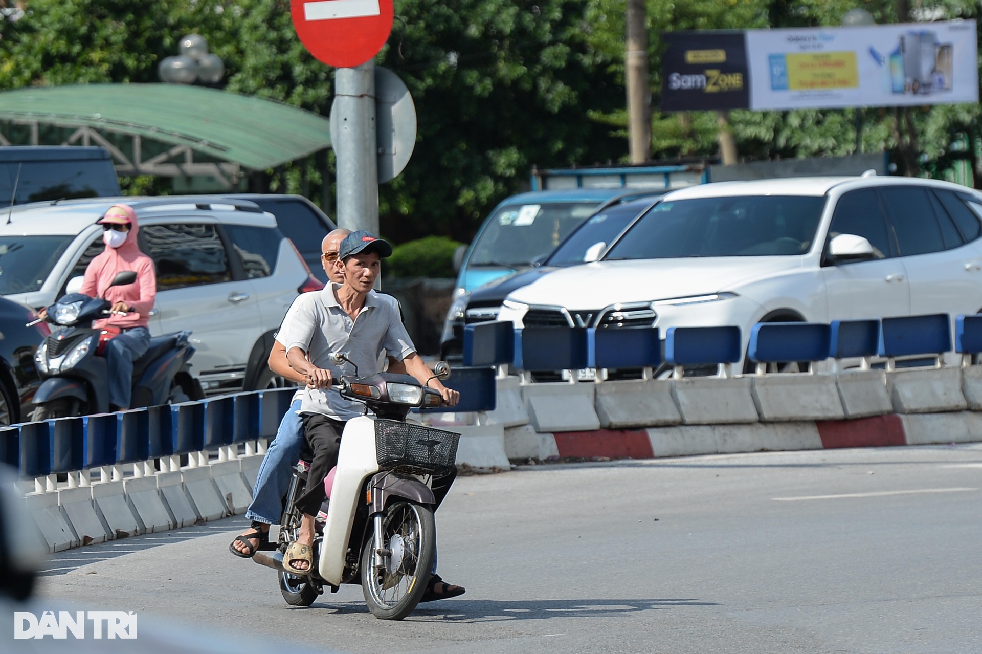 Xe máy nối đuôi nhau, rồng rắn đi ngược chiều ở Hà Nội - 9 Xe máy nối đuôi nhau, rồng rắn đi ngược chiều ở Hà Nội - 9