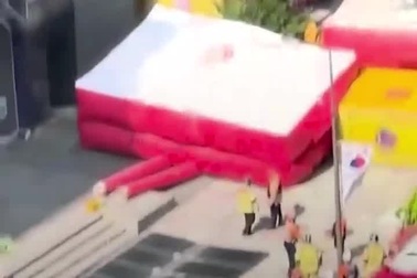 Khoảnh khắc cảnh sát kịp tóm tay cô gái định làm điều dại dột ở tầng 19