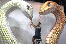 "Thâm nhập" xưởng sản xuất linh vật rắn cho đường hoa Nguyễn Huệ Tết 2025