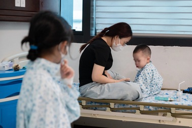 Hà Nội: Bệnh viện khám hơn 100 trẻ mắc cúm A/ngày, cảnh báo tỷ lệ viêm phổi