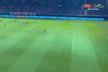 Khó hiểu với pha phản lưới nhà ngớ ngẩn của thủ môn số một Thái Lan