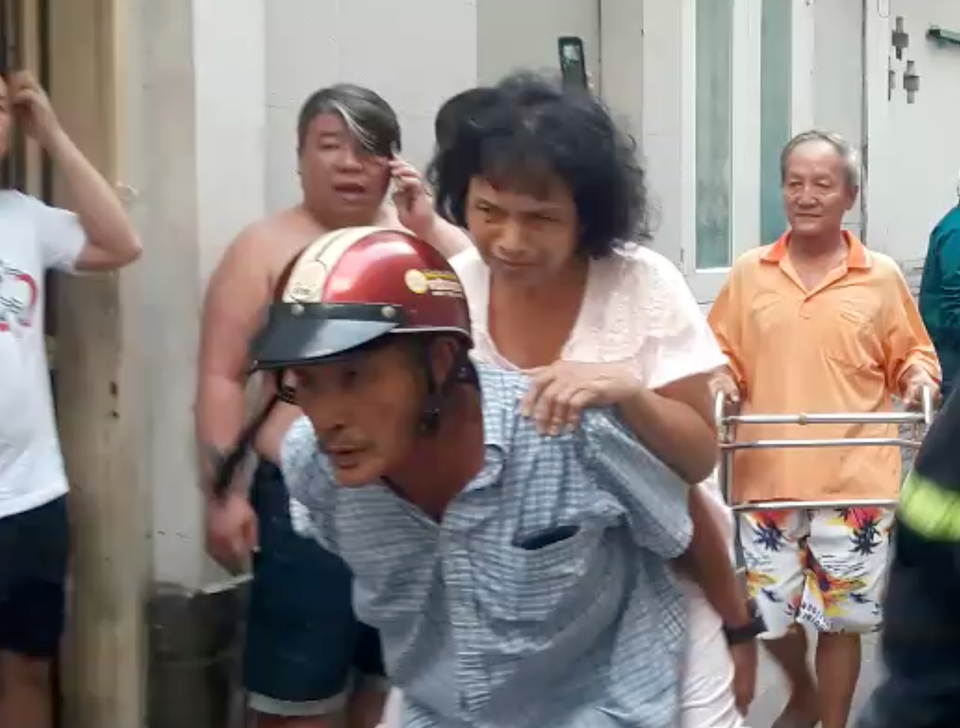 Cháy lớn tại căn nhà trong hẻm ở trung tâm Sài Gòn - 2 Cháy lớn tại căn nhà trong hẻm ở trung tâm Sài Gòn - 2