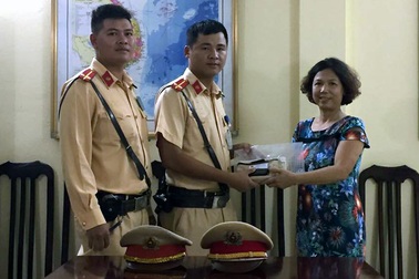 CSGT Hà Nội đuổi theo xe buýt tìm người đánh rơi 40 triệu đồng