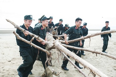 Chiến sĩ công an mướt mồ hôi “bới” rác làm sạch bãi biển