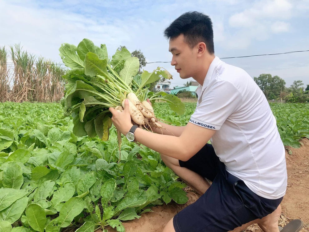 Mạnh dạn trồng 2000m2 rau hữu cơ, chàng trai 27 tuổi hút khách mua tận vườn - 2