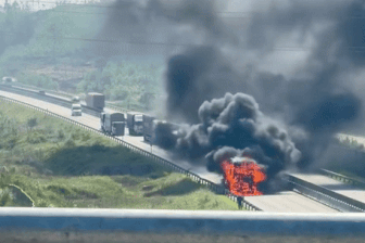 Xe tải cháy ngùn ngụt trên cao tốc