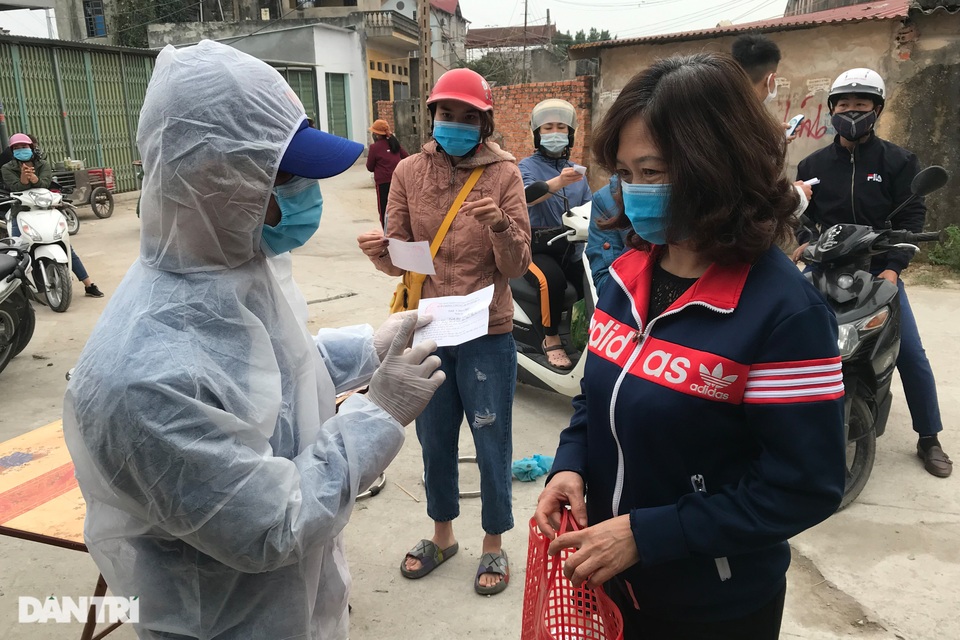Người dân tâm dịch thành phố Chí Linh đi chợ bằng thẻ theo ngày chẵn lẻ - 13 Người dân tâm dịch thành phố Chí Linh đi chợ bằng thẻ theo ngày chẵn lẻ - 13